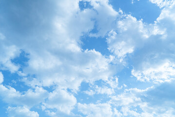 濃いブルーの爽やかな青空と雲