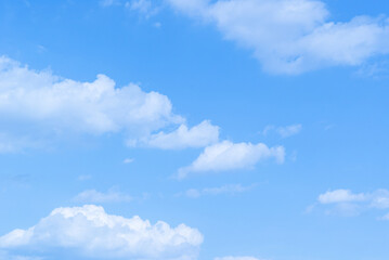 濃いブルーの爽やかな青空と雲