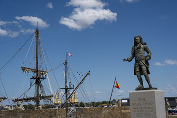 statue de René Duguay-Trouin dans la ville fortifiée de Saint-Malo en Bretagne France
