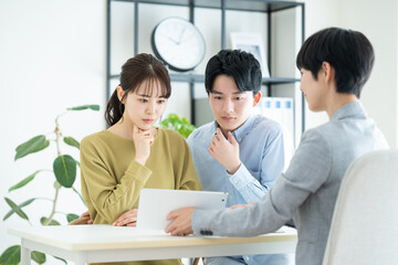 プランナーに相談する若い夫婦