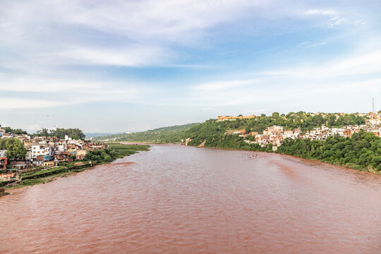 Tawi River and Bahu Fort The Tawi is a river that flows through the Jammu region in the Indian-administered Jammu and Kashmir and Pakistan-administered Azad Jammu and Kashmir in India.