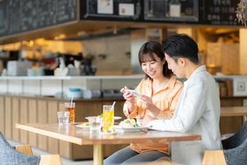 カフェでデートをするカップル