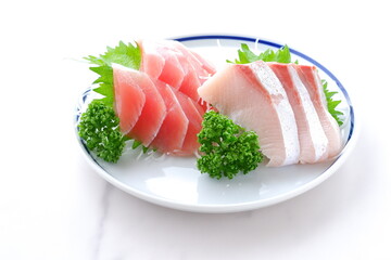 新鮮なお刺身の二種盛り（まぐろ、ハマチ）

