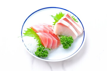 新鮮なお刺身の二種盛り（まぐろ、ハマチ）
