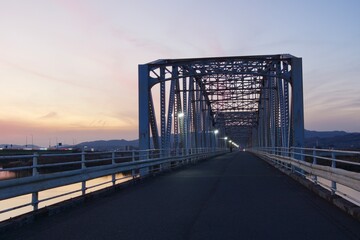 Obraz premium 霞橋と高梁川の風景 鉄橋と一番星 夜景 夕景