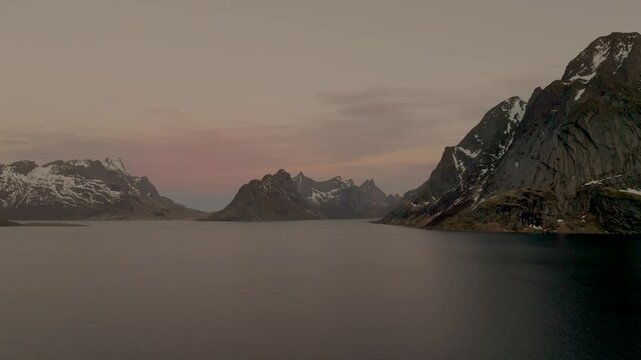 Drohnenaufnahme von Bergen auf den Lofoten zum Sonnenaufgang