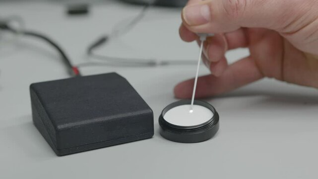 Calibration of an NIRS probe with white light on a reference plate for precise spectroscopy measurements