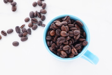 コーヒーを飲むマグカップと、焙煎したコーヒー豆
