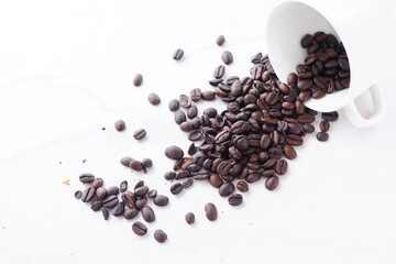 コーヒーを飲むマグカップと、焙煎したコーヒー豆
