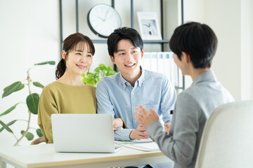 ライフプランを相談する若い夫婦