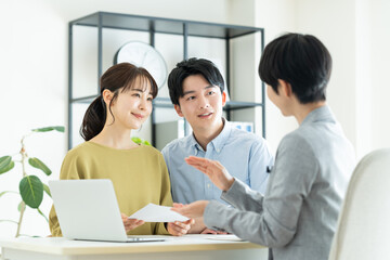 ライフプランを相談する若い夫婦