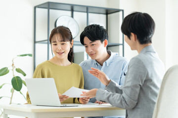 ライフプランを相談する若い夫婦