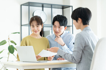 ライフプランを相談する若い夫婦