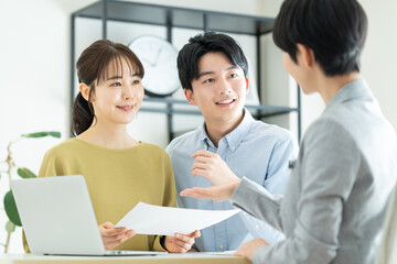 ライフプランを相談する若い夫婦