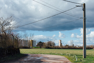 Route et château d'eau à Saint Jean de Losne. Paysage rural français. Virage dans la campagne....