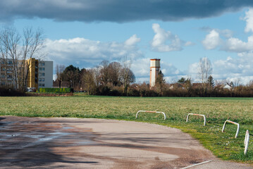 Route et château d'eau à Saint Jean de Losne. Paysage rural français. Virage dans la campagne....