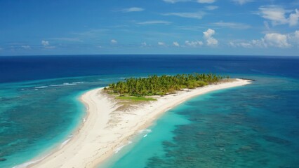 Obraz premium Aerial View of Serene Tropical Island Surrounded by Turquoise Waters