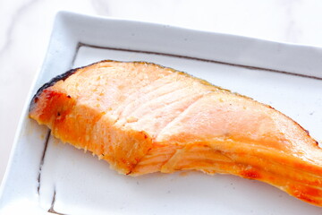 鮭を西京味噌に漬け込んで焼いた、香ばしいみその風味が食欲をそそる日本料理、鮭の西京焼き
