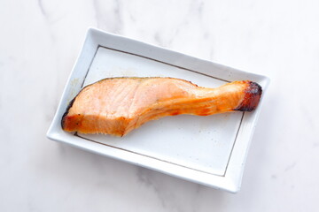 鮭を西京味噌に漬け込んで焼いた、香ばしいみその風味が食欲をそそる日本料理、鮭の西京焼き
