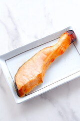 鮭を西京味噌に漬け込んで焼いた、香ばしいみその風味が食欲をそそる日本料理、鮭の西京焼き
