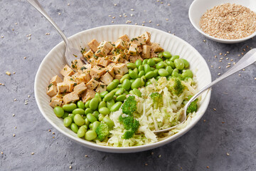 Brokkoli-Salat mit Tofu und Edamame