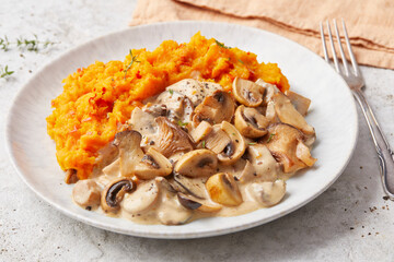 Kürbispüree an Pilzsauce