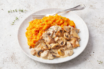 Kürbispüree an Pilzsauce