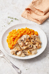 Kürbispüree an Pilzsauce