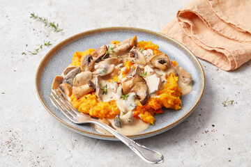 Kürbispüree mit Pilzsauce