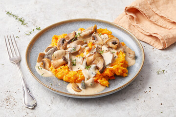 Kürbispüree mit Pilzsauce
