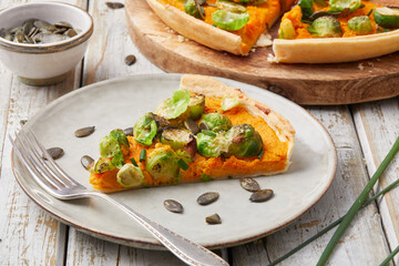 Kürbis-Quiche mit Rosenkohl