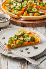 Kürbis-Quiche mit Rosenkohl