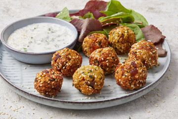 Zucchini-Bällchen mit Aprikosen