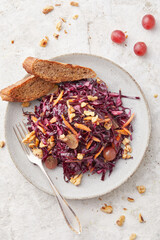 Rotkohlsalat mit Walnüssen