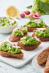 Bruschetta mit Erbsen 