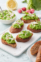 Bruschetta mit Erbsen 