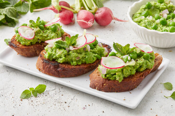 Bruschetta mit Erbsen 
