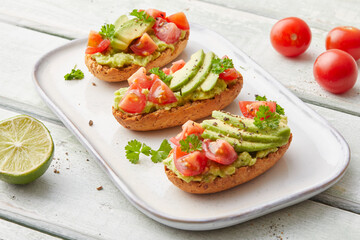 Bruschette mit Avocado und Tomaten