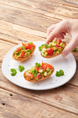 Bruschette mit Avocado und Tomaten