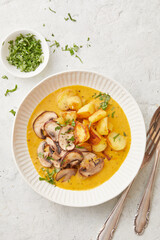 Curry mit gebratenen Kartoffeln