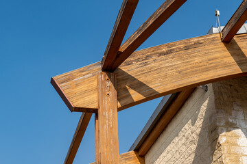 glulam with signs of wear due to time and weather. structure with arched beams and supporting pillars. commercial building designed with structural exposed modules. project, glued laminated timber