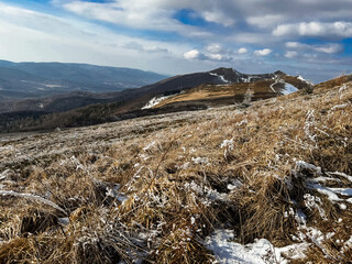 Połonina Wetlińska. Widok na polskie góry Bieszczady, Piękny zimowy krajobraz górski. 