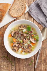 Gemüsesuppe mit Quinoa