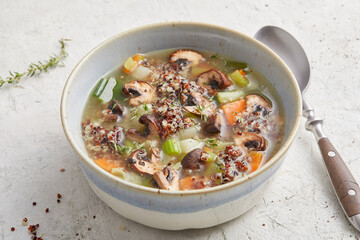 Gemüsesuppe mit Quinoa