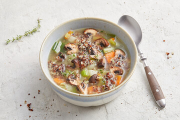 Gemüsesuppe mit Quinoa