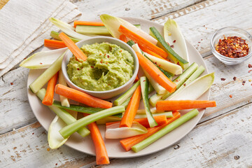 Guacamole Avocado-Dip mit Gemüse