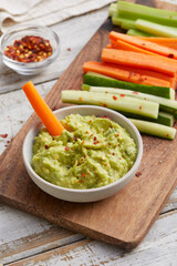 Guacamole Avocado-Dip mit Gemüse