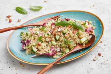 Quinoa-Salat mit Erdnussdressing