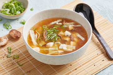 Miso-Suppe mit Tofu