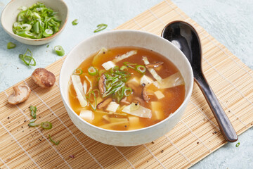 Miso-Suppe mit Tofu